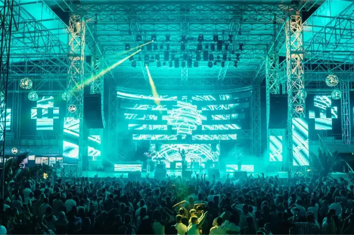 Mega Discoteca Tineretului — moment din galerie 036
