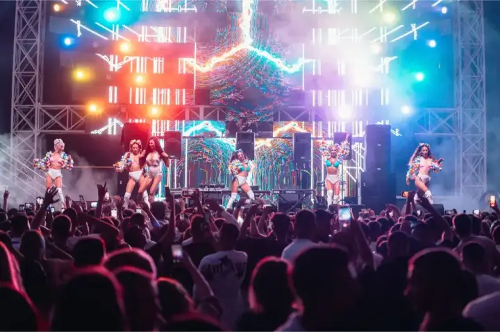 Mega Discoteca Tineretului — moment din galerie 121