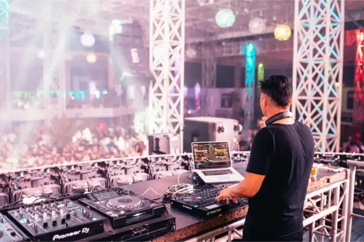 Mega Discoteca Tineretului — moment din galerie 172