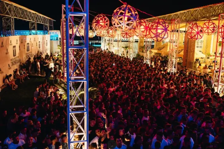 Mega Discoteca Tineretului — moment din galerie 225