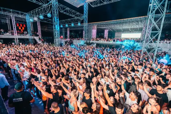Mega Discoteca Tineretului — moment din galerie 234