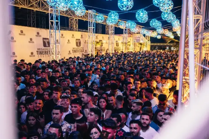 Mega Discoteca Tineretului — moment din galerie 244